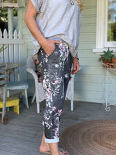 Load image into Gallery viewer, Carly Floral Joggers Black