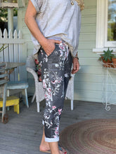 Load image into Gallery viewer, Carly Floral Joggers Black
