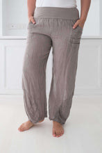 Load image into Gallery viewer, Relaxed Linen Pants
